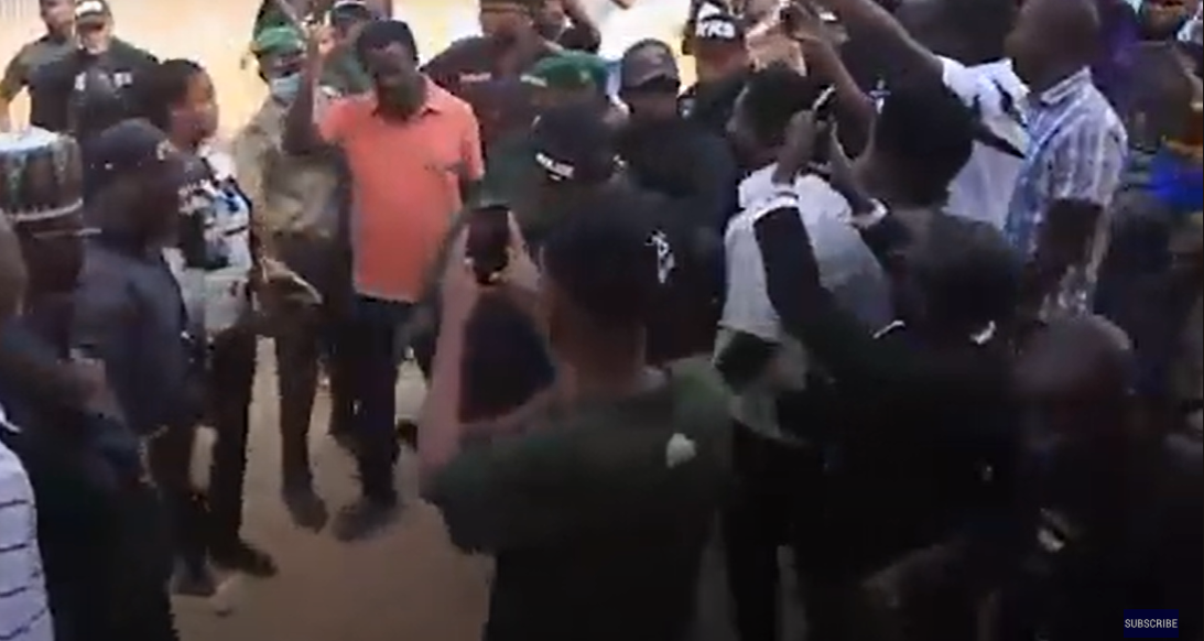 Dele Farotimi arriving at the Magistrate Court in Ado Ekiti amid heavy security for his defamation case against Afe Babalola